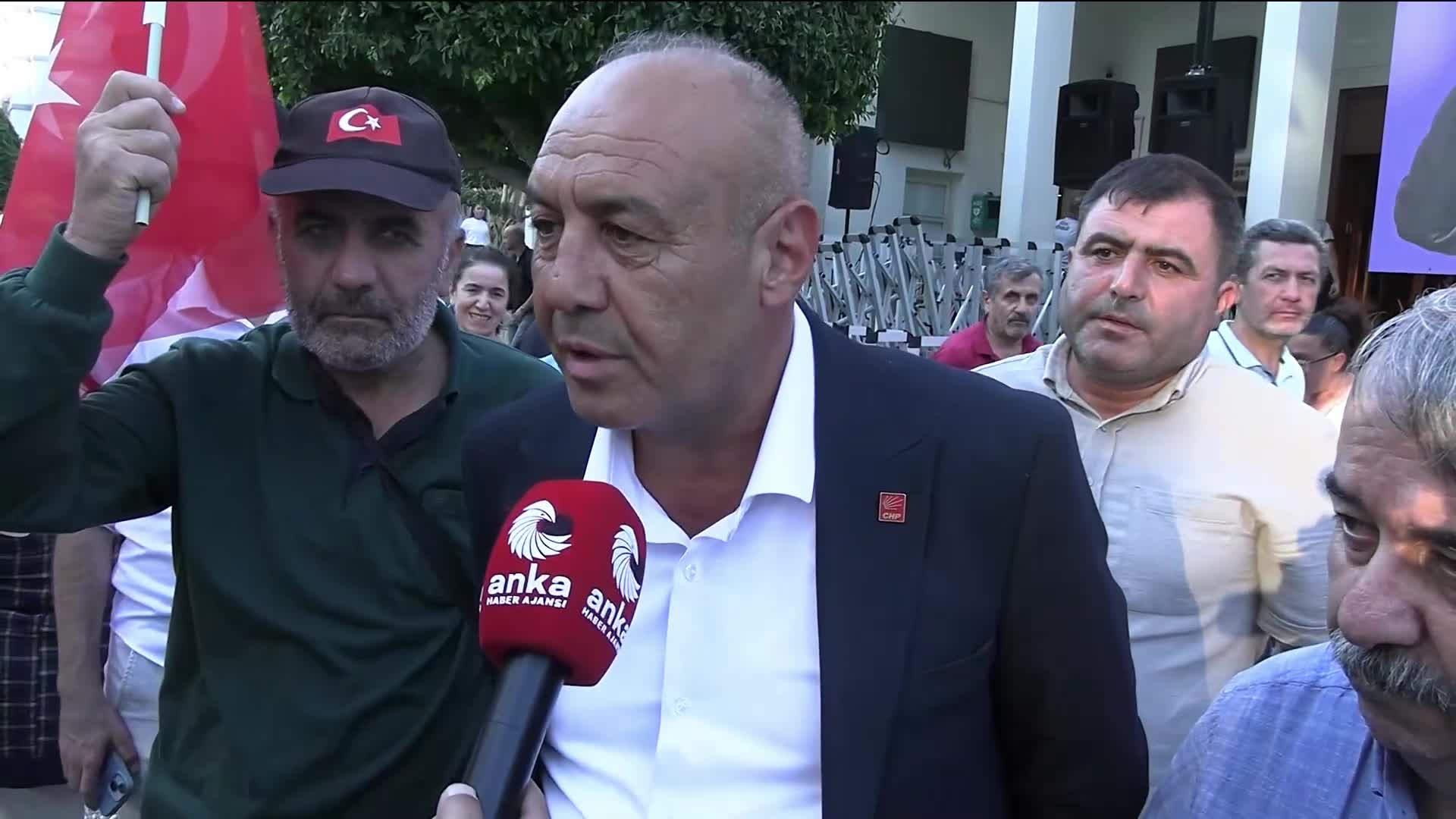 Adanalılar belediye başkanlarına sahip çıktı: "Atılan çamur bu gövdede iz bırakmaz"