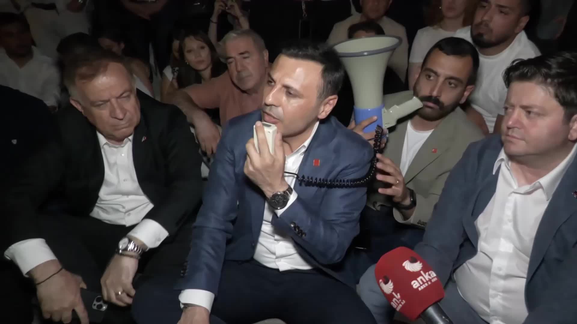 CHP'lilerden Vatan Emniyet Müdürlüğü önünde oturma eylemi