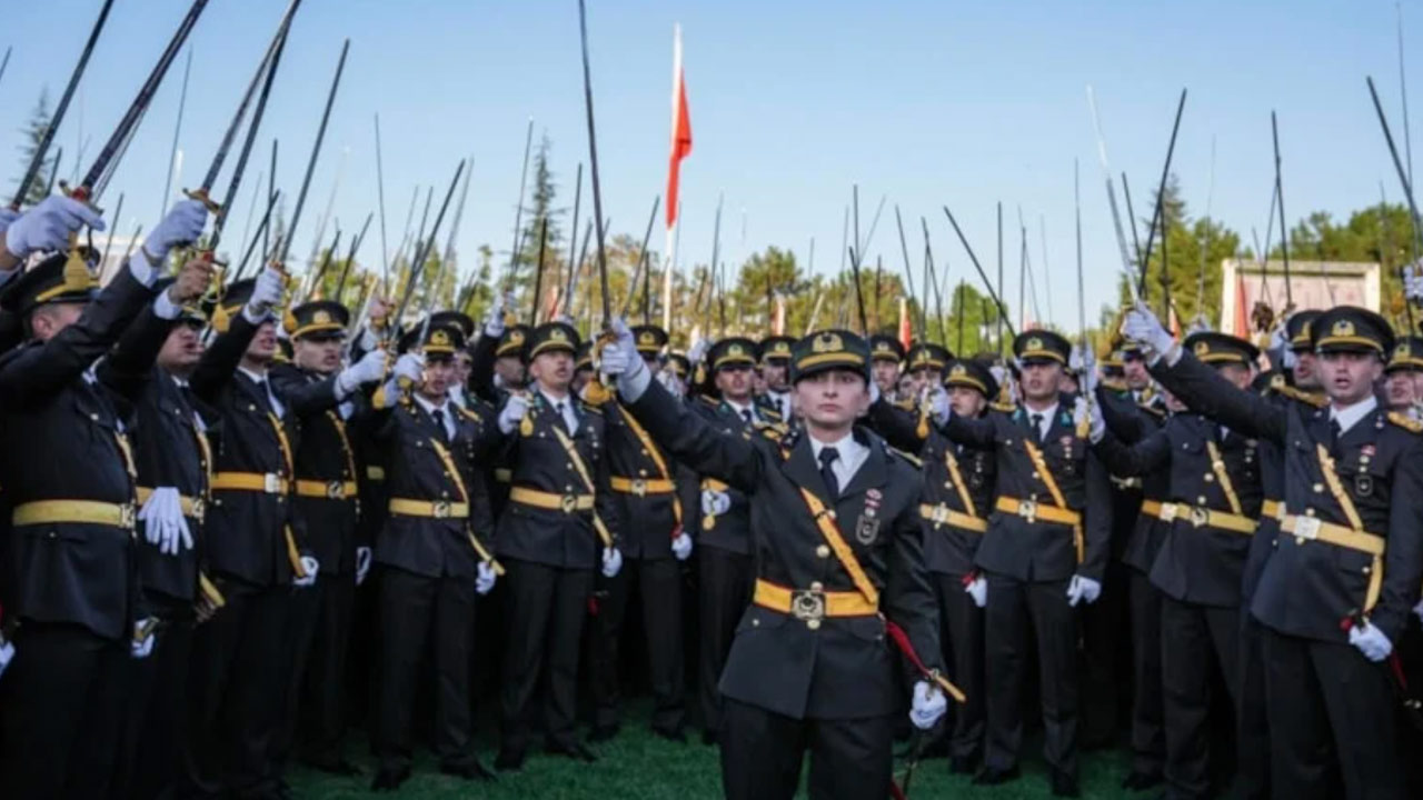 Teğmenlerin komutanının ihracında mahkemeden dikkat çeken hamle