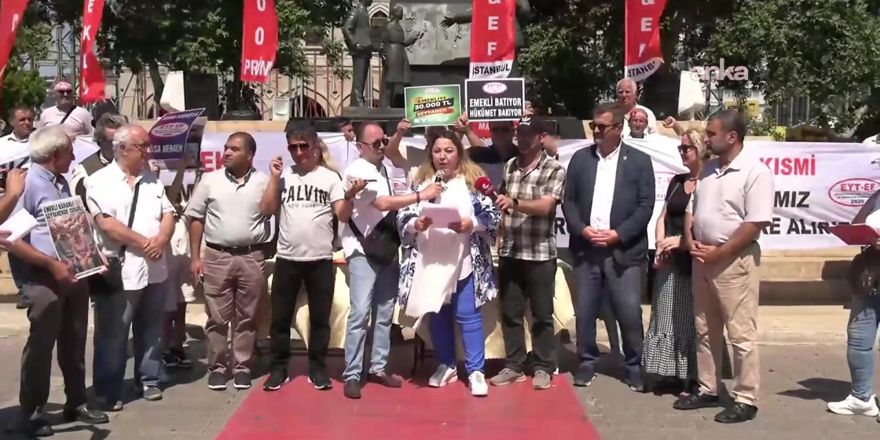 Emekliler Kadıköy'de "seçim sandığı" kurdu: 'Yoksulluğu kader yaptınız'