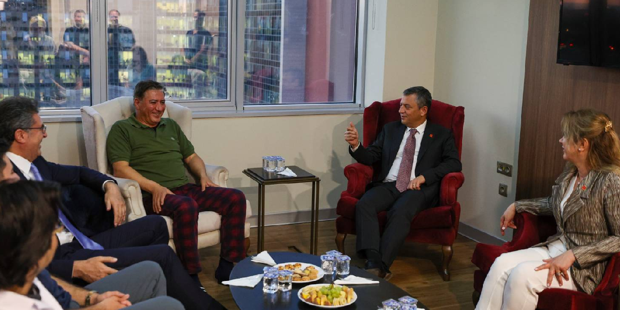 Özgür Özel, kaburgası kırılan Murat Emir'i hastanede ziyaret etti
