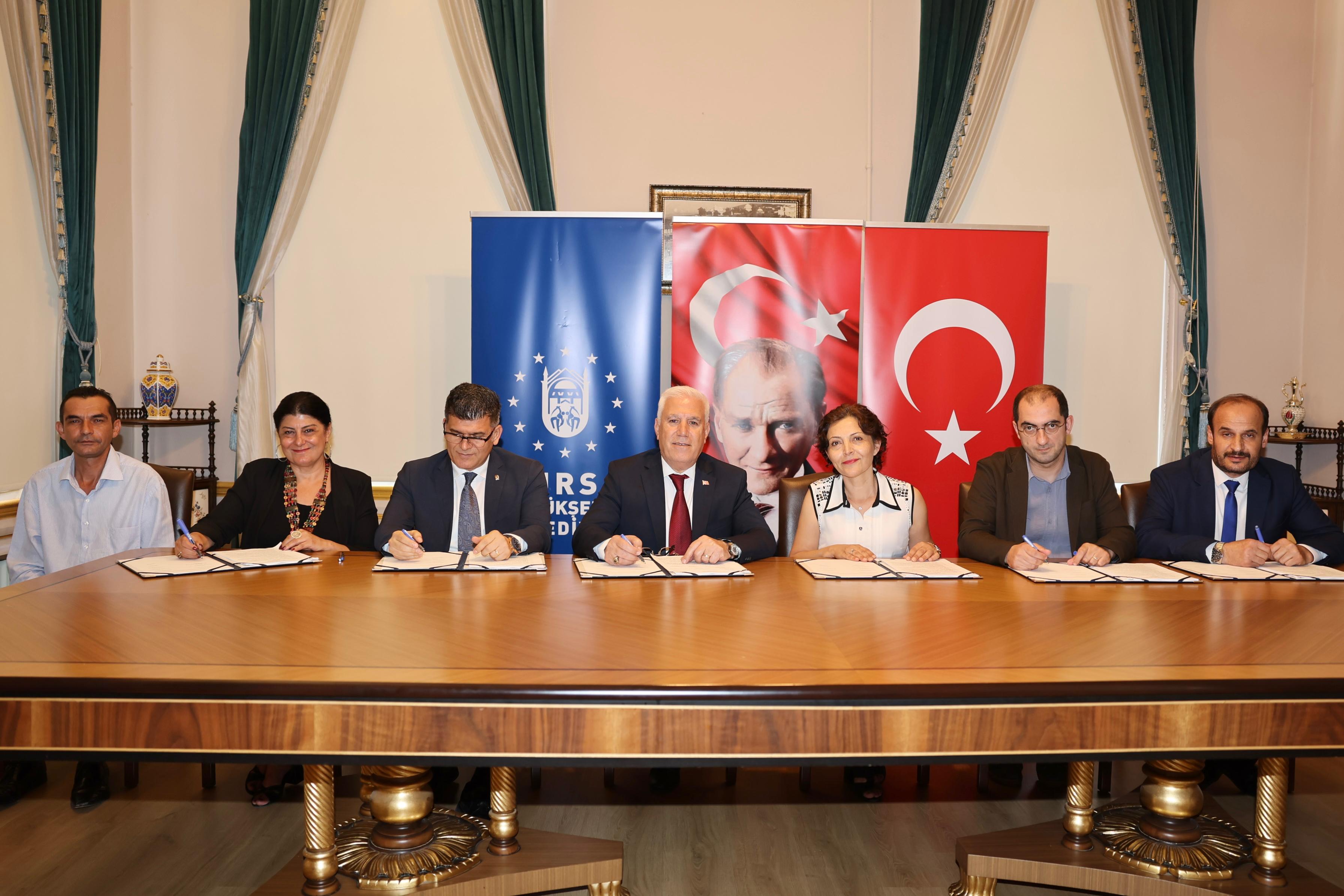 Bursa'da belediye ile sendikalar arasında imzalar atıldı