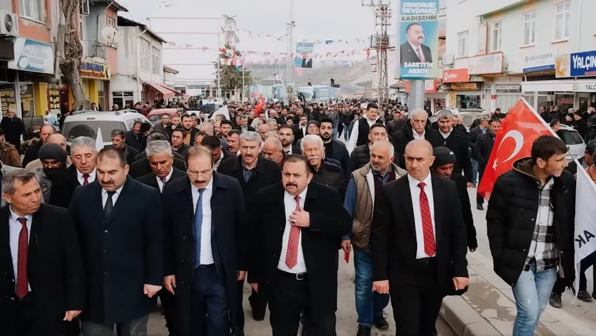 'Hakaret etmeyeceğiz' diyen AKP adayı mikrofonu açık unuttu: Seçimi kazanırsa AK Parti'ye geçeceğiz diyormuş g.vatla