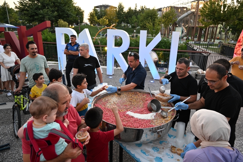 Manisa Büyükşehir’den geleneksel aşure ikramı
