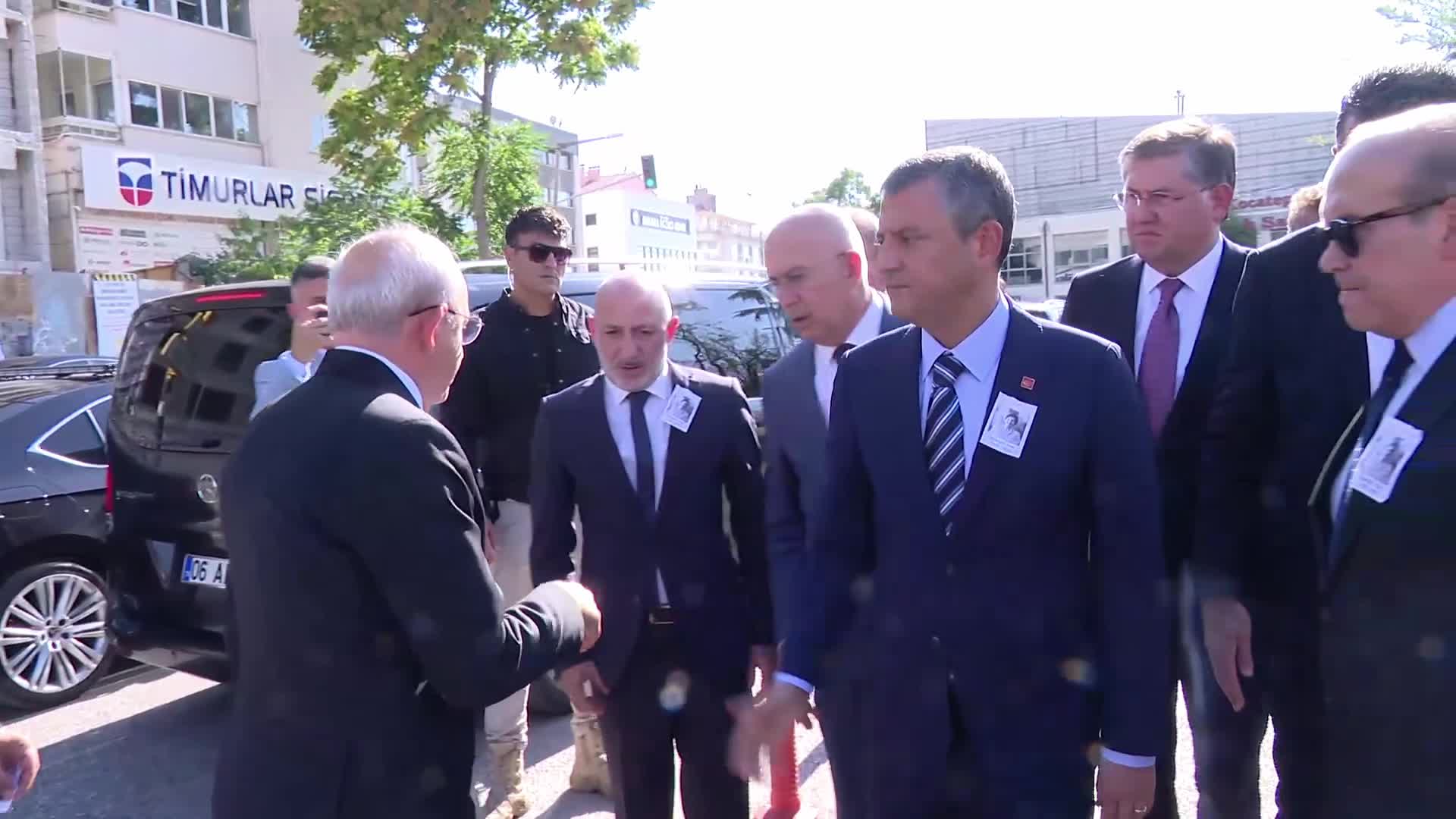 Özgür Özel ile Kemal Kılıçdaroğlu, Namık Tan'ın annesi Günsel Tan'ı son yolculuğuna uğurladı