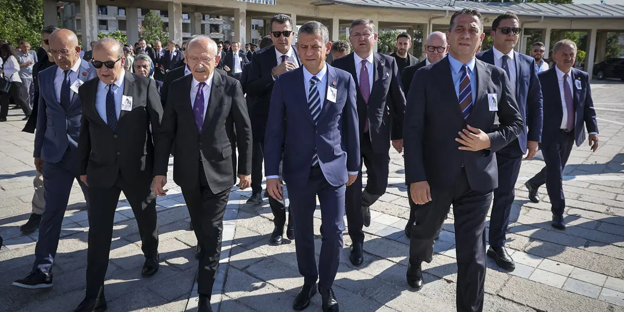 Özgür Özel ile Kemal Kılıçdaroğlu cenazede bir araya geldi