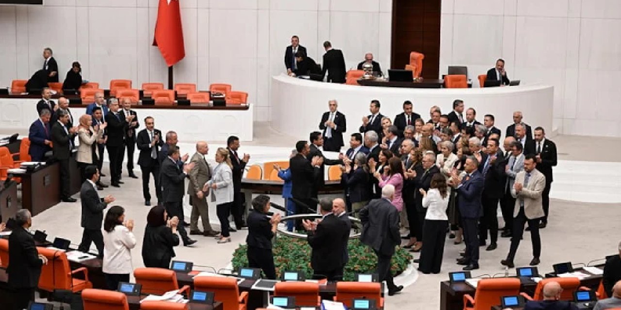 Meclis'te Zeydan Karalar gerginliği: CHP'li vekiller kürsüyü işgal etti!