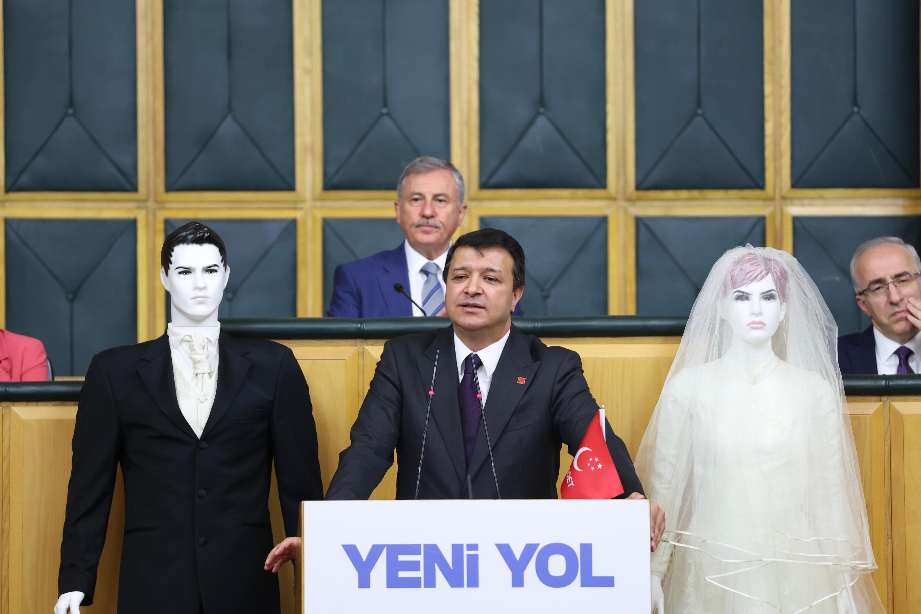 Kürsüye gelin ve damat mankeni ile çıktı: Kiralık gelinlik bir emekli maaşı