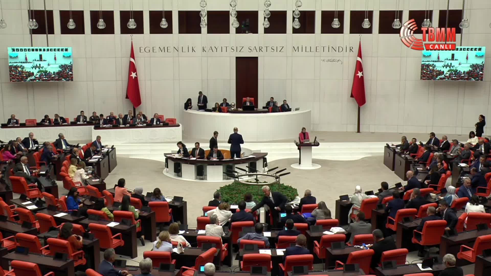 En düşük emekli maaşı görüşmelerinde AKP sıralarından kahkaha...