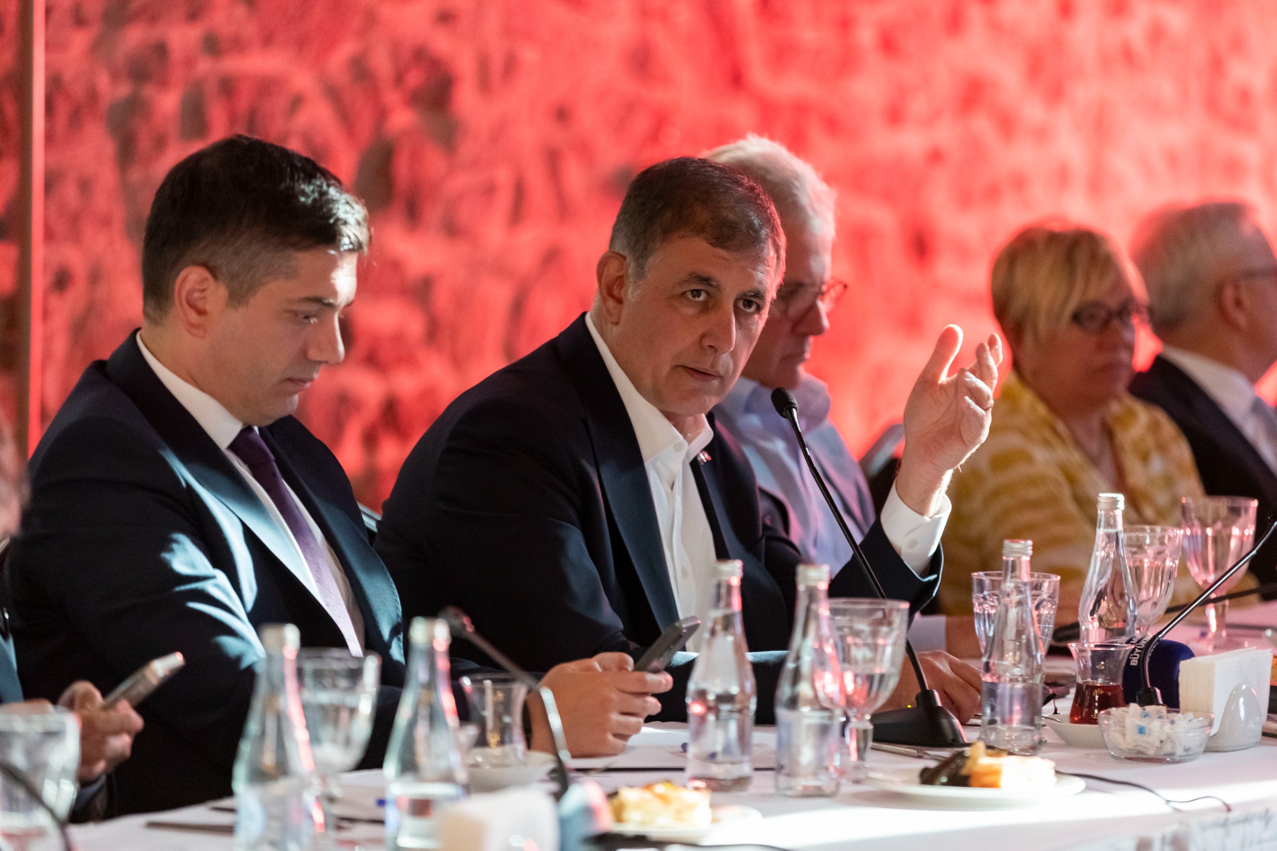 İzmir’de yangın alarmı: Tugay “Dayanışmaya ihtiyacımız var” dedi