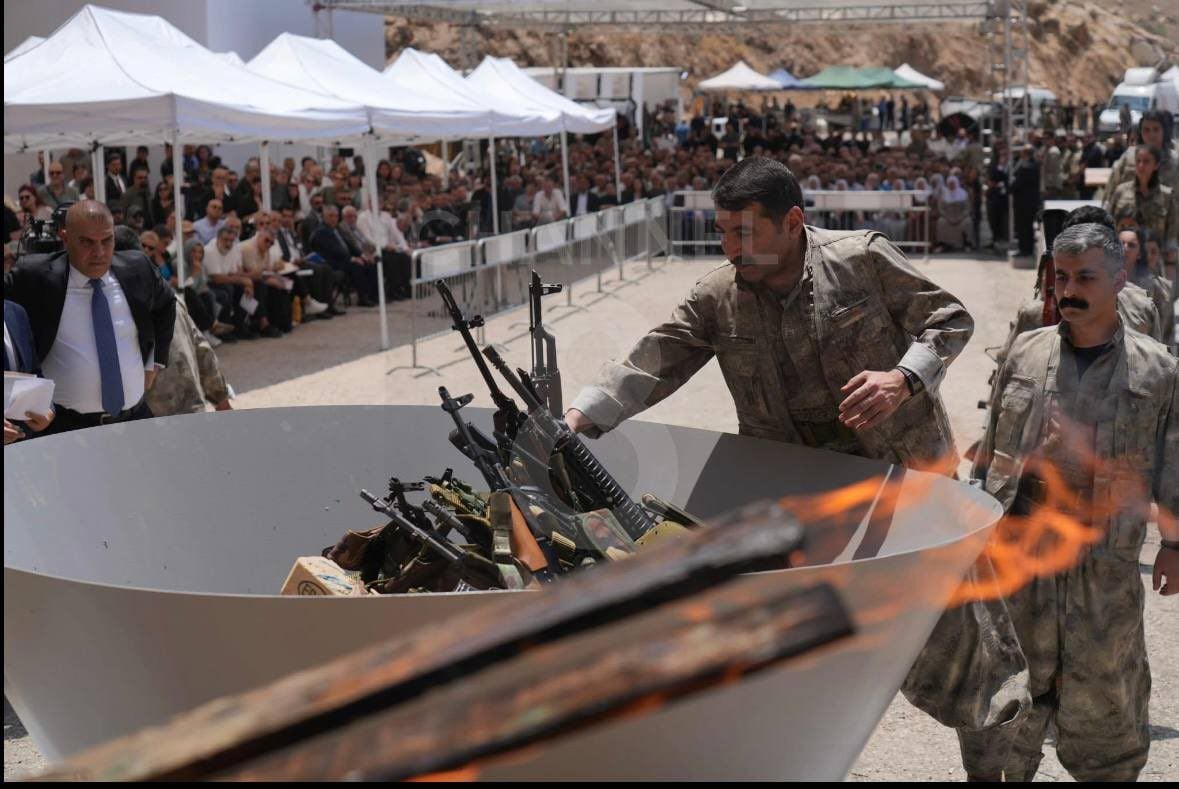 PKK’lılar silahlarını bıraktı: “Barış ve demokrasi için buradayız”