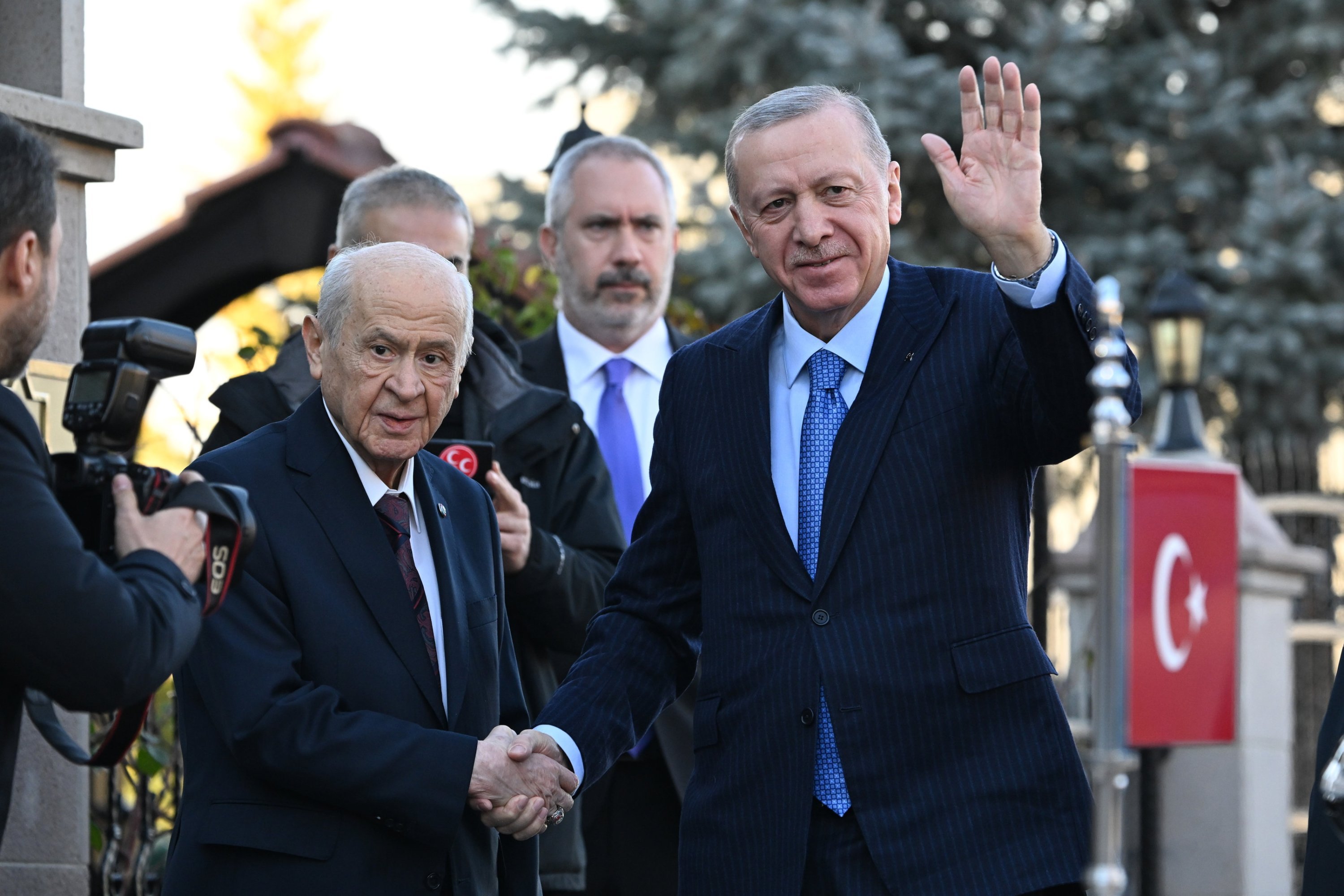 Bahçeli’den silah bırakma sonrası yoğun diplomasi: Erdoğan'ı da aradı