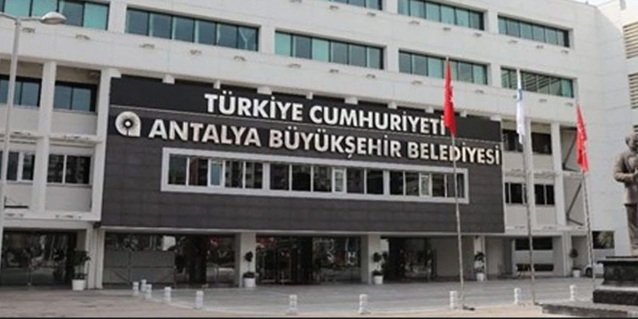 CHP mitingi öncesi polisler yine Antalya Büyükşehir Belediyesi'nde
