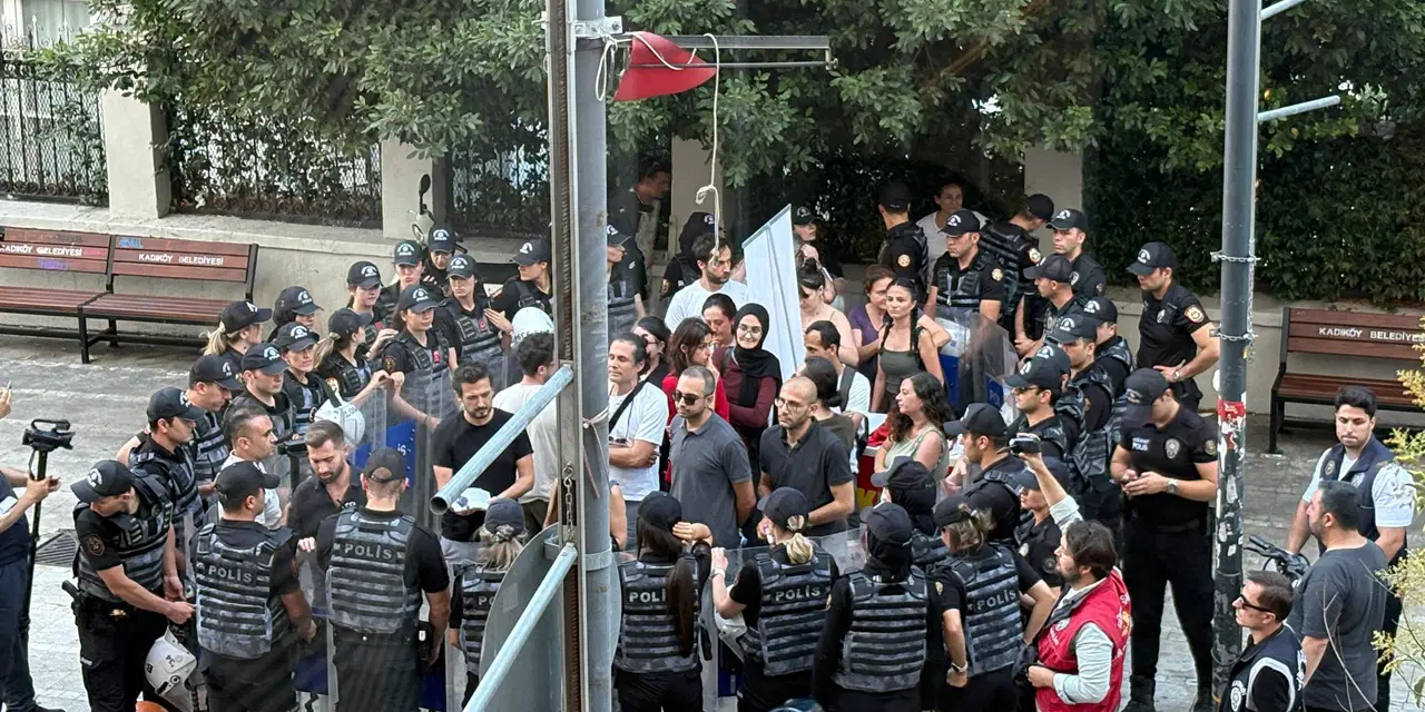 TKP'nin NATO eyleminde 17 kişi gözaltında: 'Füze maketi'ne el konuldu