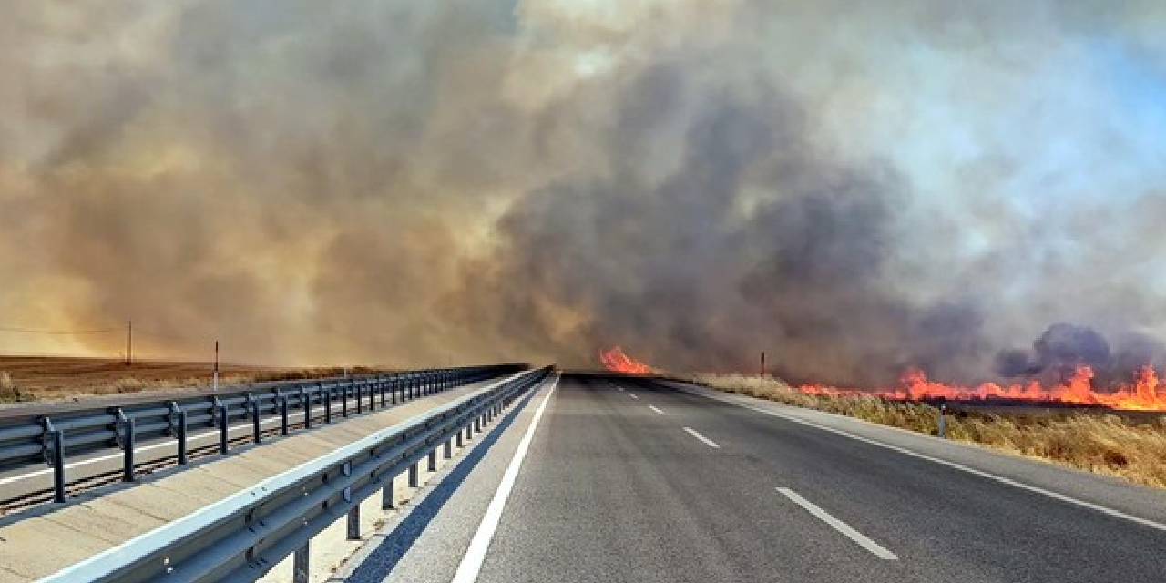 Edirne'de anız yangını zincirleme kazaya neden oldu! Kara yolu ulaşıma kapatıldı