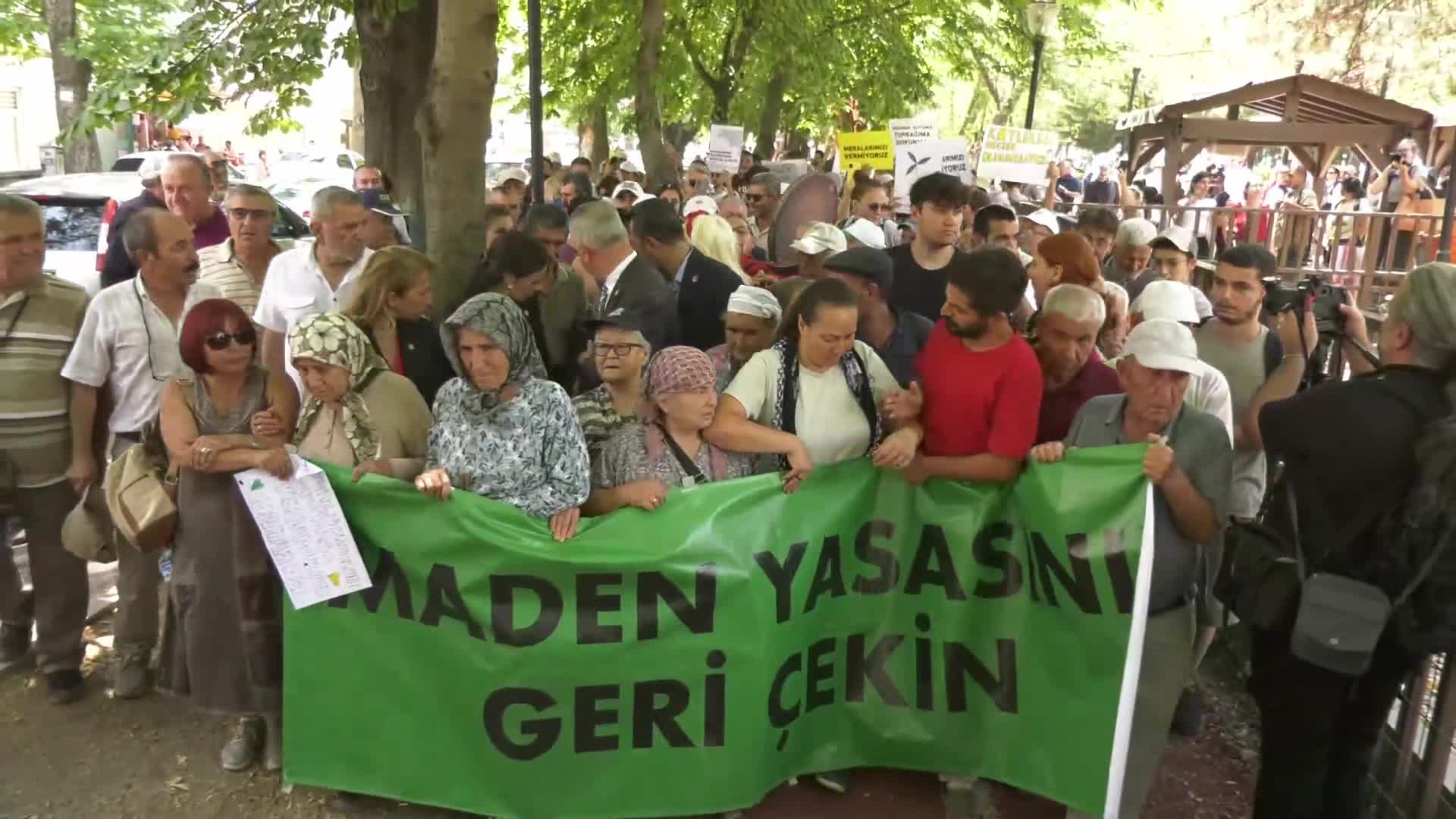 Ankara'da zeytinleri için nöbet tutan köylüler açlık grevi kararı aldı