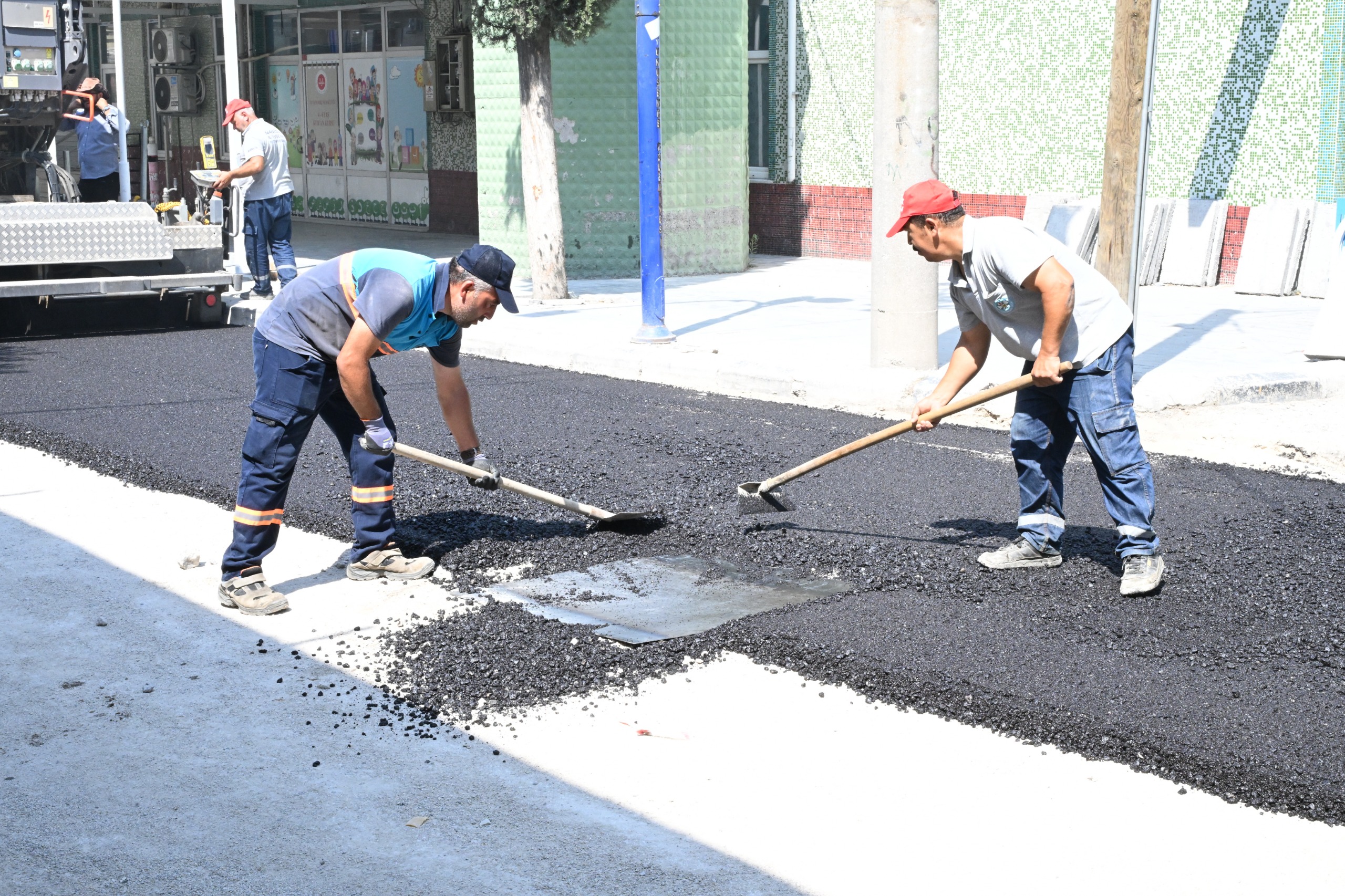 Manisa Büyükşehir, Fevzi Çakmak Mahallesi’nde asfalt çalışmalarını tamamladı
