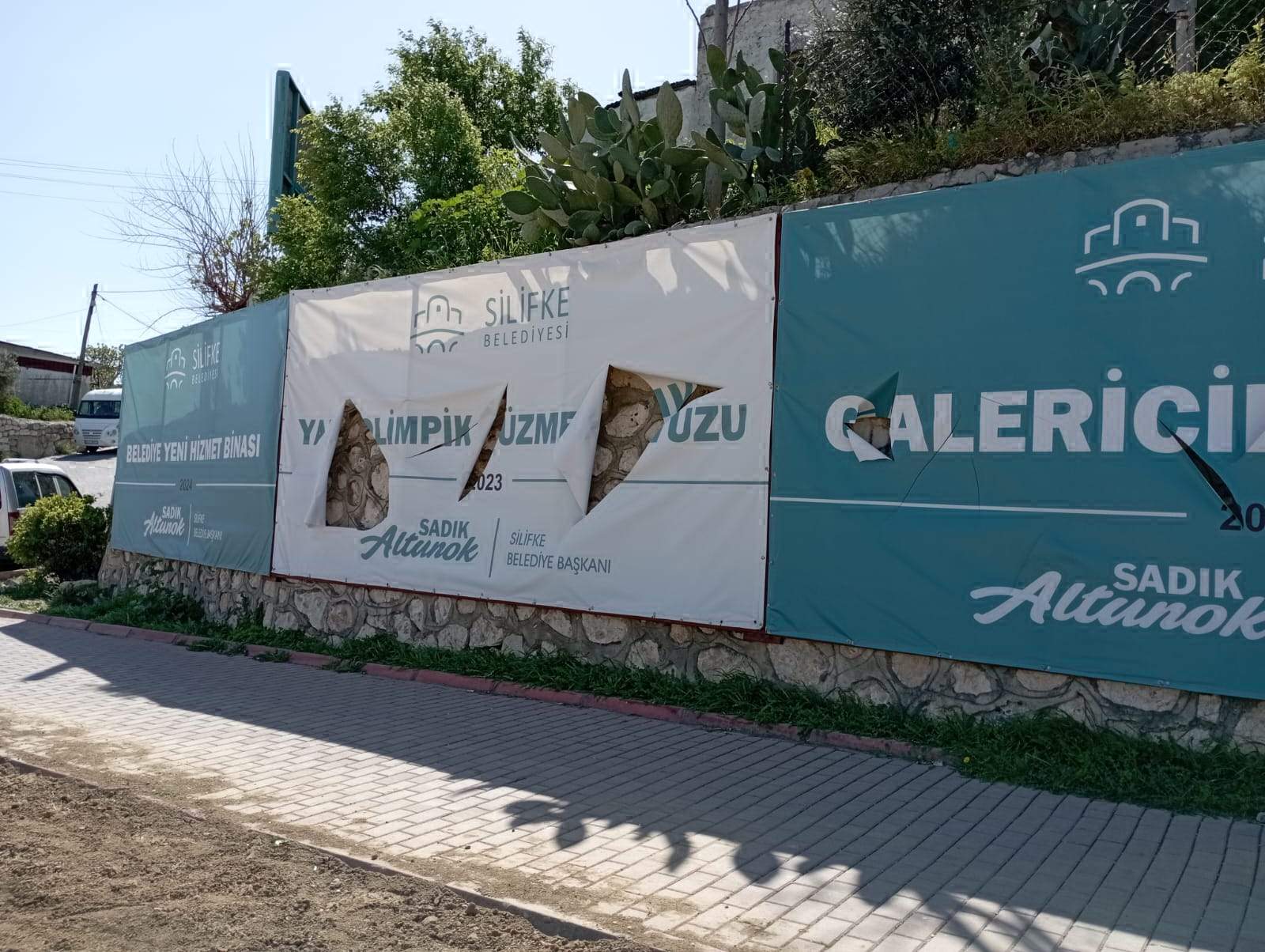 Silifke'de MHP adayının afişleri kesildi