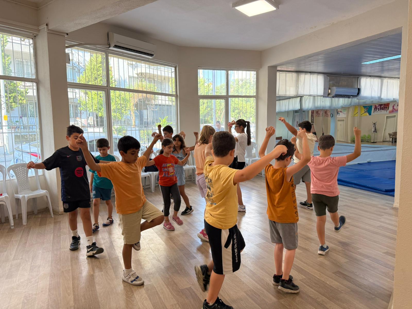 Efeler'de çocuklar yaz kurslarında hem eğleniyor hem öğreniyor