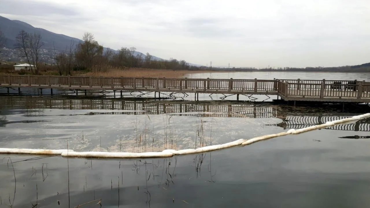 NATO boru hattı patladı, Sapanca Gölü'ne akaryakıt sızdı