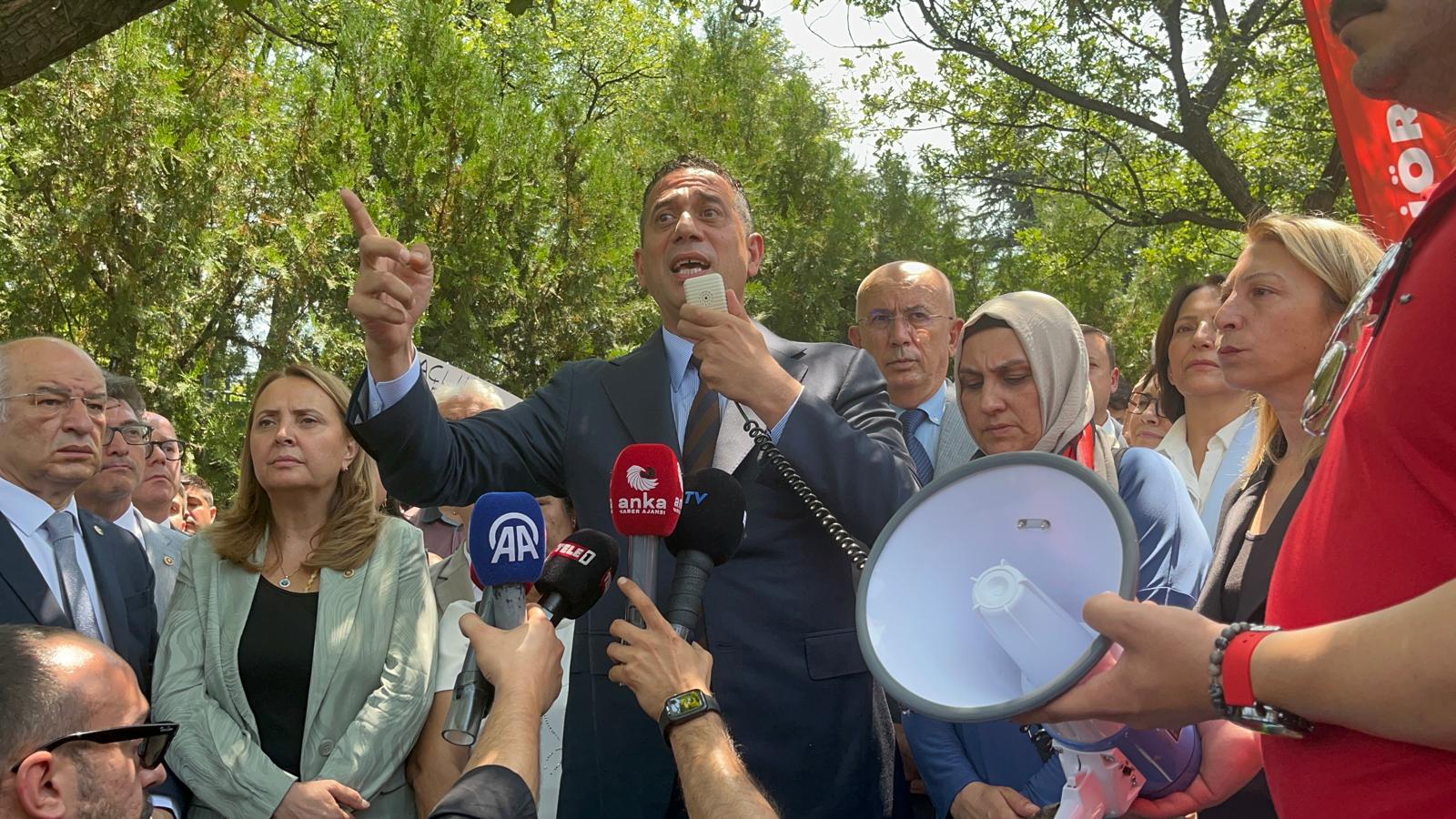 'Zeytinlik yasası' nöbetindeki köylüleri ziyaret eden Başarır: “Varank 3 saat aç kalsa vatanı terk eder”
