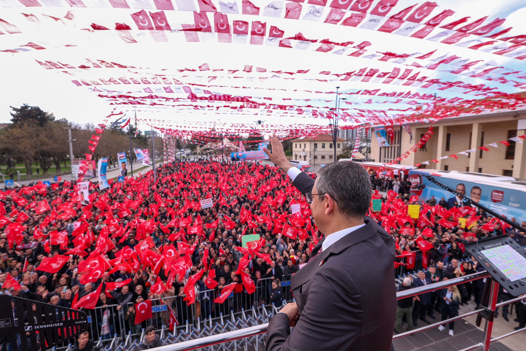 Özel’den, İktidara: Adayları Ekrem Başkan’a karşı tek başına mücadele edemedi, 17 bakanla İstanbul’a çıkartma yaptı