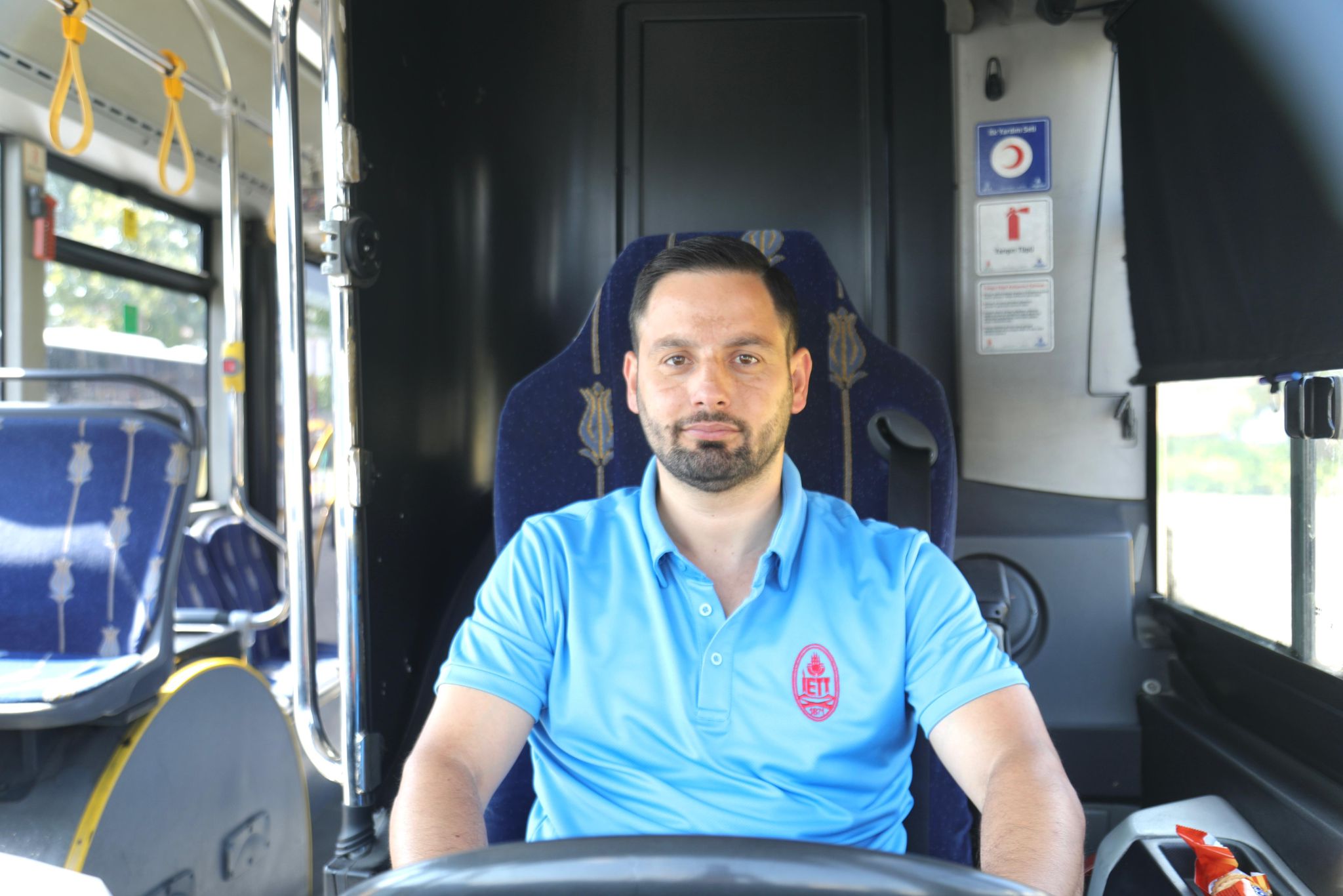 İETT kaptanından örnek davranış: Yanan Türk bayrağını elleriy­le söndürdü