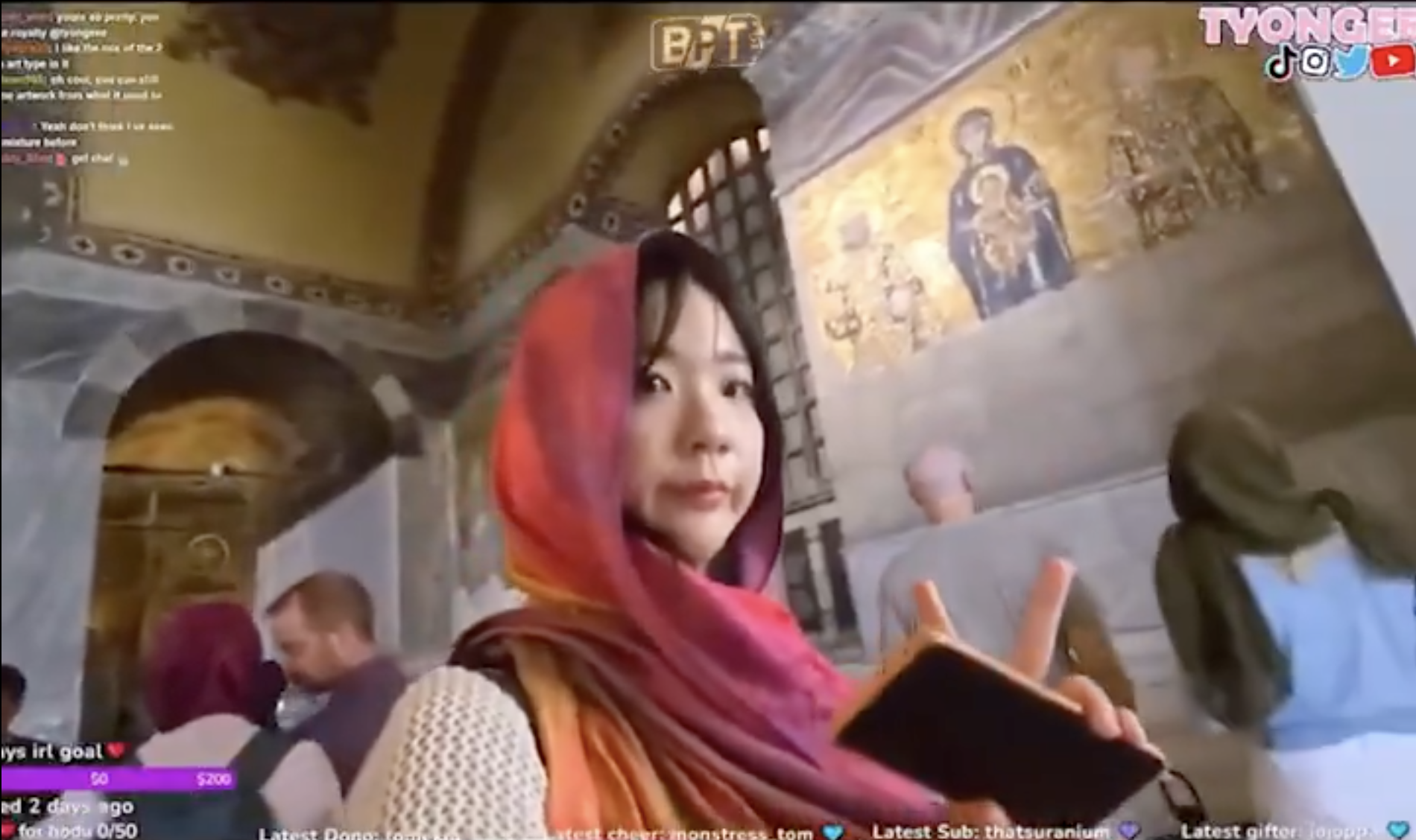 Güney Koreli turist Ayasofya'da 'barış işareti' yaptığı için uyarıldı: "Bu işareti yapmak yasak"