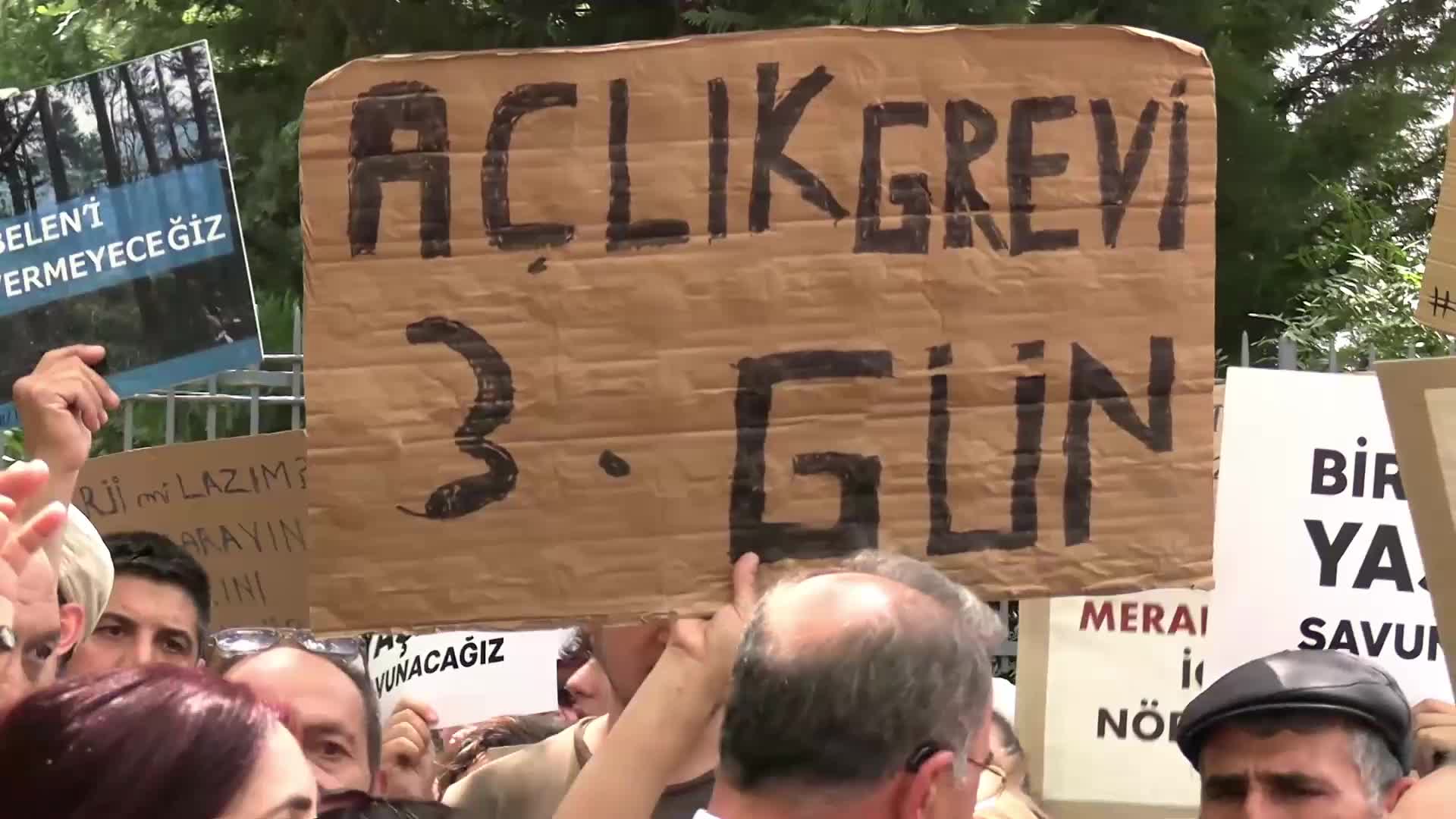 Meclis önünde nöbet tutan köylüler 3 gündür açlık grevinde: Numan Kurtulmuş'a sesleniyoruz, buraya oturacağız sizi bekleyeceğiz