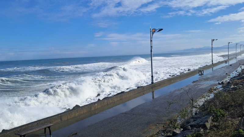 Fırtına ve dev dalgalar Doğu Karadeniz'i vurdu: Sahil yolu tehlikede