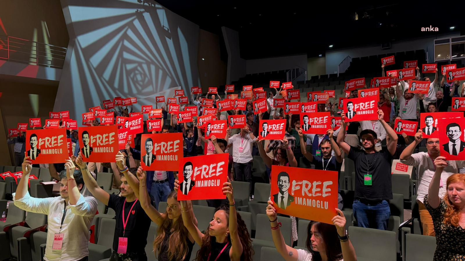 Paris'teki Genç Avrupalı Sosyalistler Kongresi'nde “Free İmamoğlu” dövizi