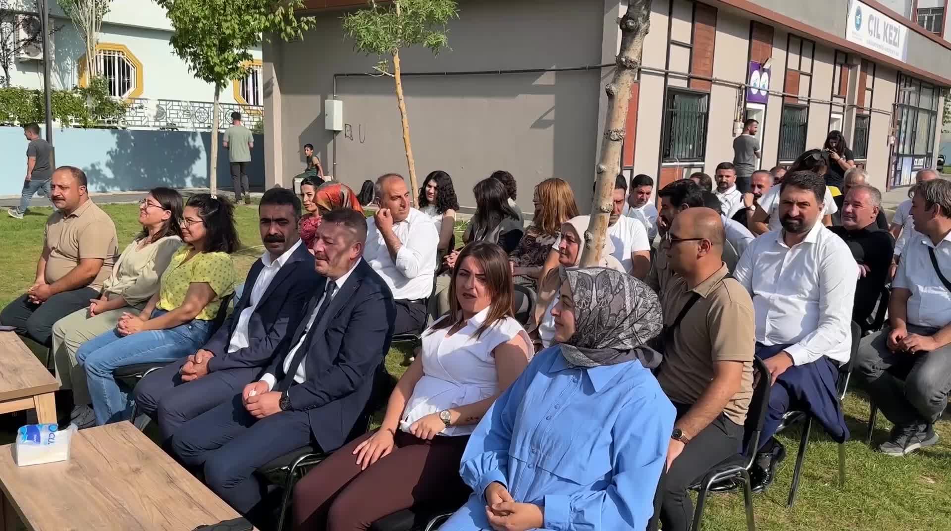 Van’da görevden alınan DEM Partili meclis üyeleri 5'inci kez toplandı: "Kayyum binayı gasp etti ama bizi halktan koparamadı"