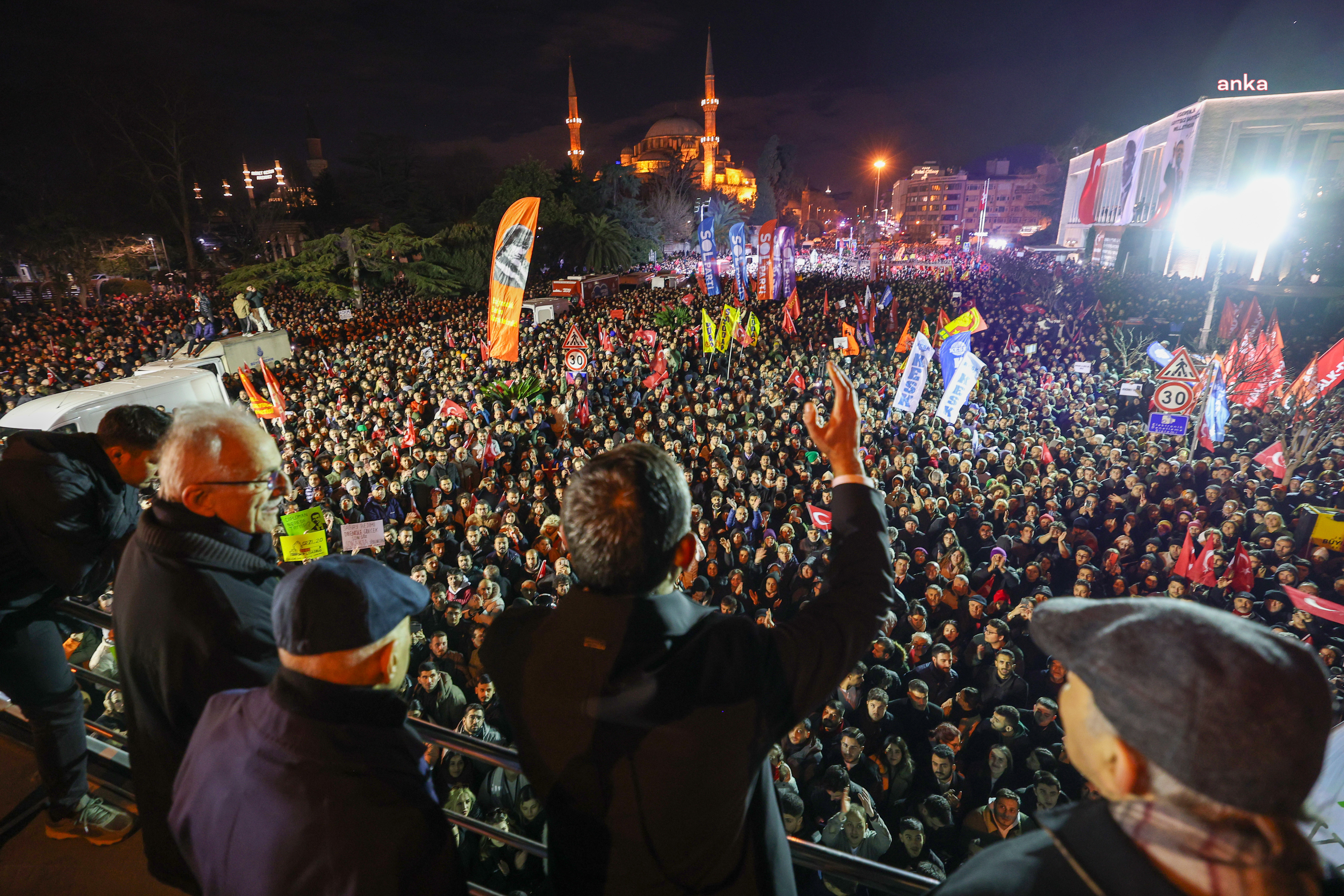 93 yaşında yaşama veda eden Altan Öymen, 19 Mart akşamı Saraçhane'de 75 dakika boyunca ayakta durmuştu