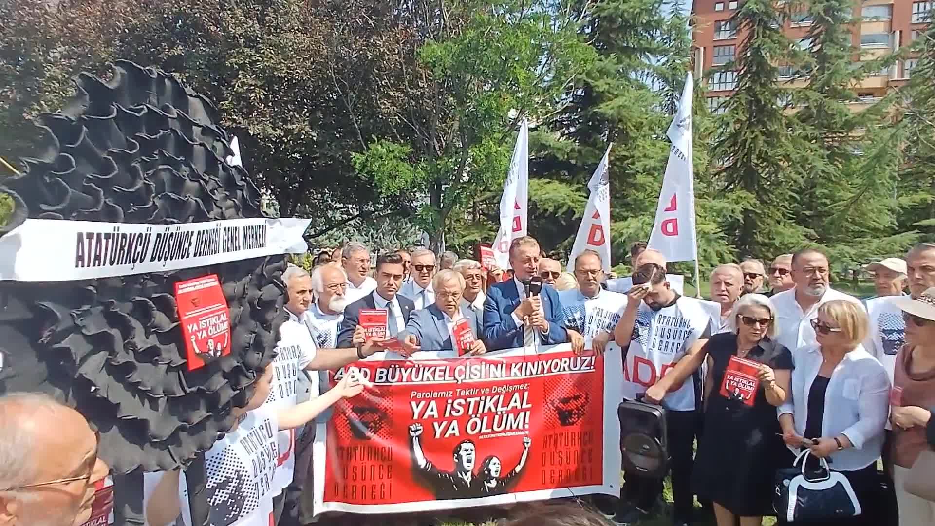 "Türkiye için en doğrusu Osmanlı devlet düzenidir" demişti, Tom Barrack ABD Büyükelçiliği önünde protesto edildi