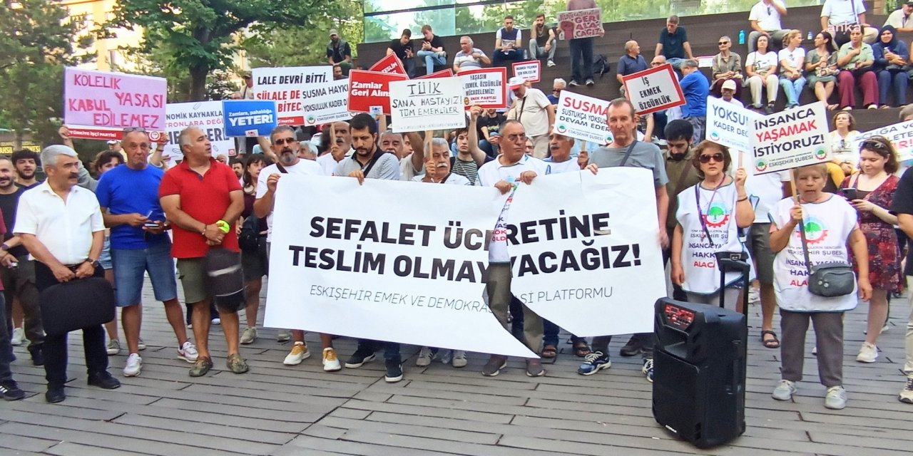 AKP standından 'Sefalet ücretine teslim olmayacağız' pankartına saldırı!