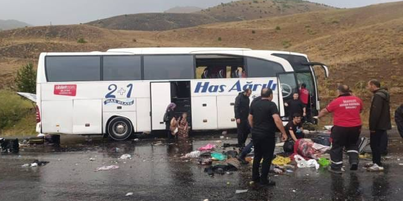Sivas'ta yolcu otobüsü dağın yamacına çarptı! Ölü ve yaralılar var