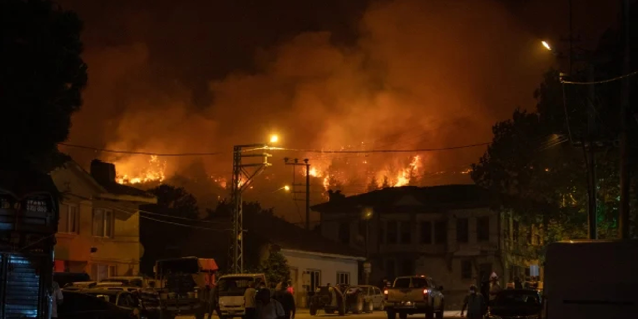 Sakarya yangın yerleşim alanlarına yayılıyor! İki mahalle boşaltıldı