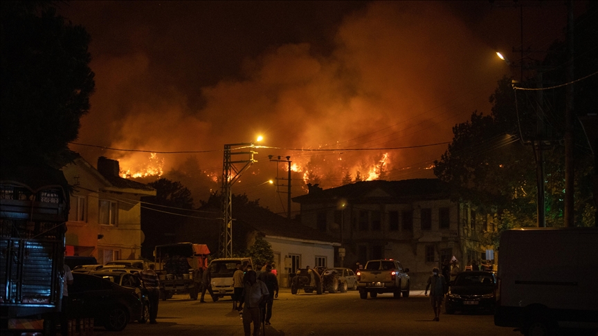Sakarya alevlere teslim: Köyler boşaltıldı, yangın Bilecik sınırında