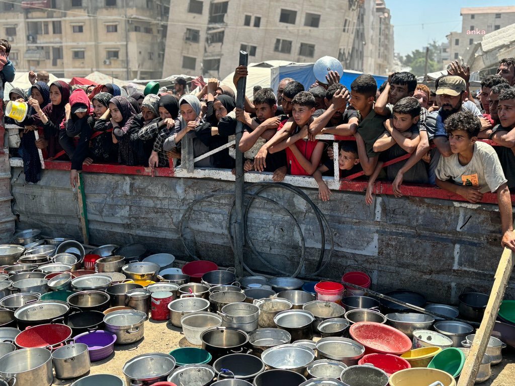 İsrail, Gazze'de yardım bekleyen Filistinlilere saldırdı: 67 kişi öldürüldü