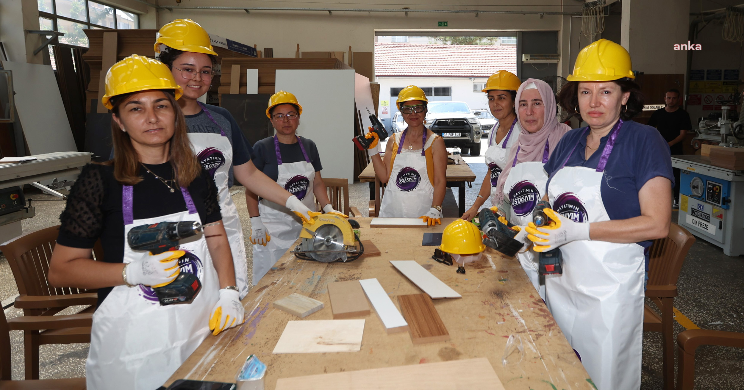 Muğla'da belediye tabelaları değiştiriliyor: "Bayan" değil "kadın"