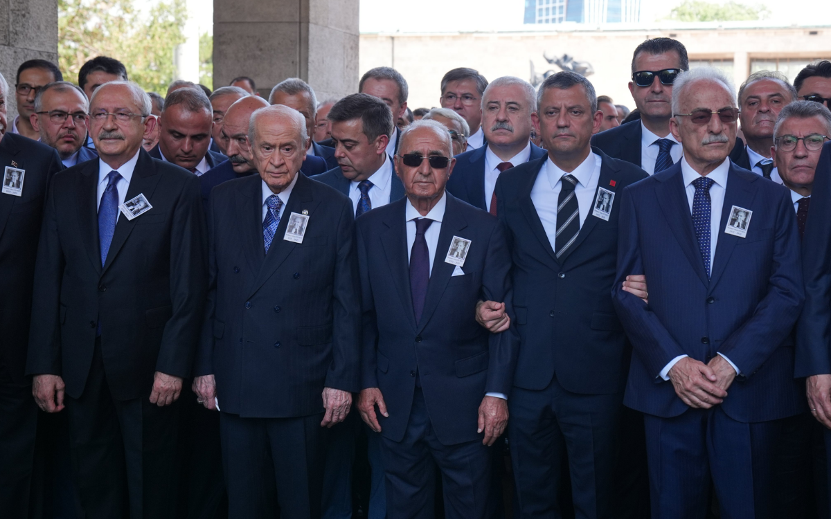 Özgür Özel'den Altan Öymen'e veda: “Ayakta ölen bir ağaç gibi hepimize umut verdi”