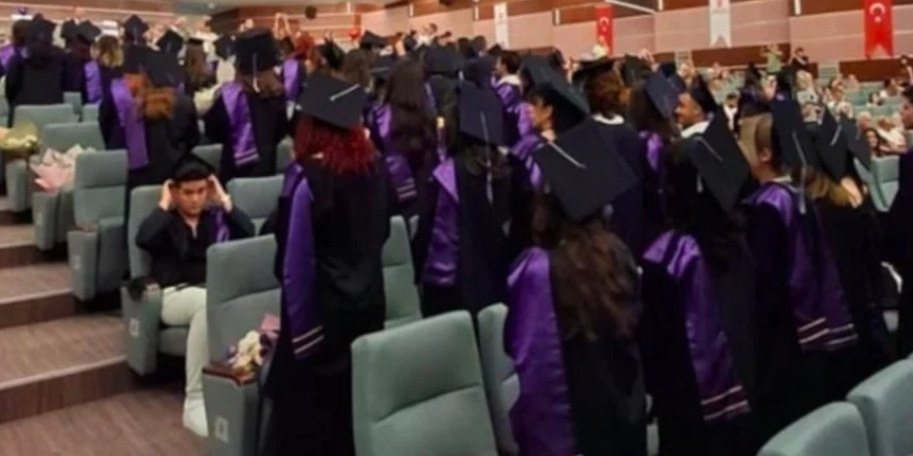 Hacettepe Üniversitesi öğrencilerinden mezuniyet töreninde protesto