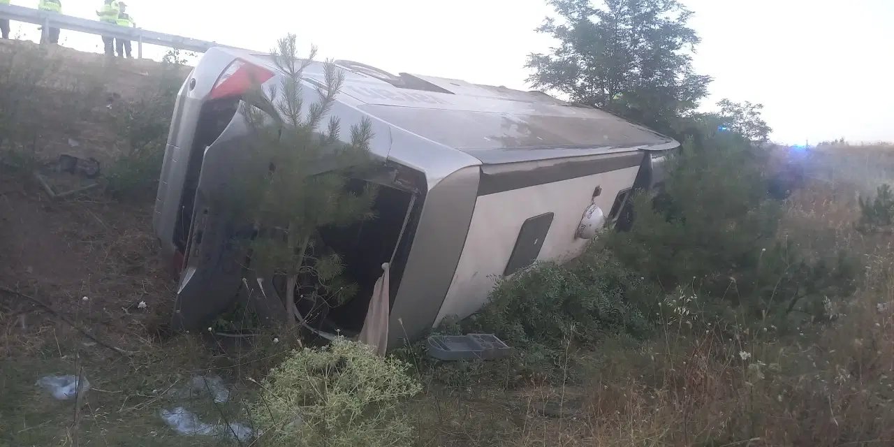 Balıkesir'de yolcu otobüsü şarampole yuvarlandı: 27 kişi yaralandı