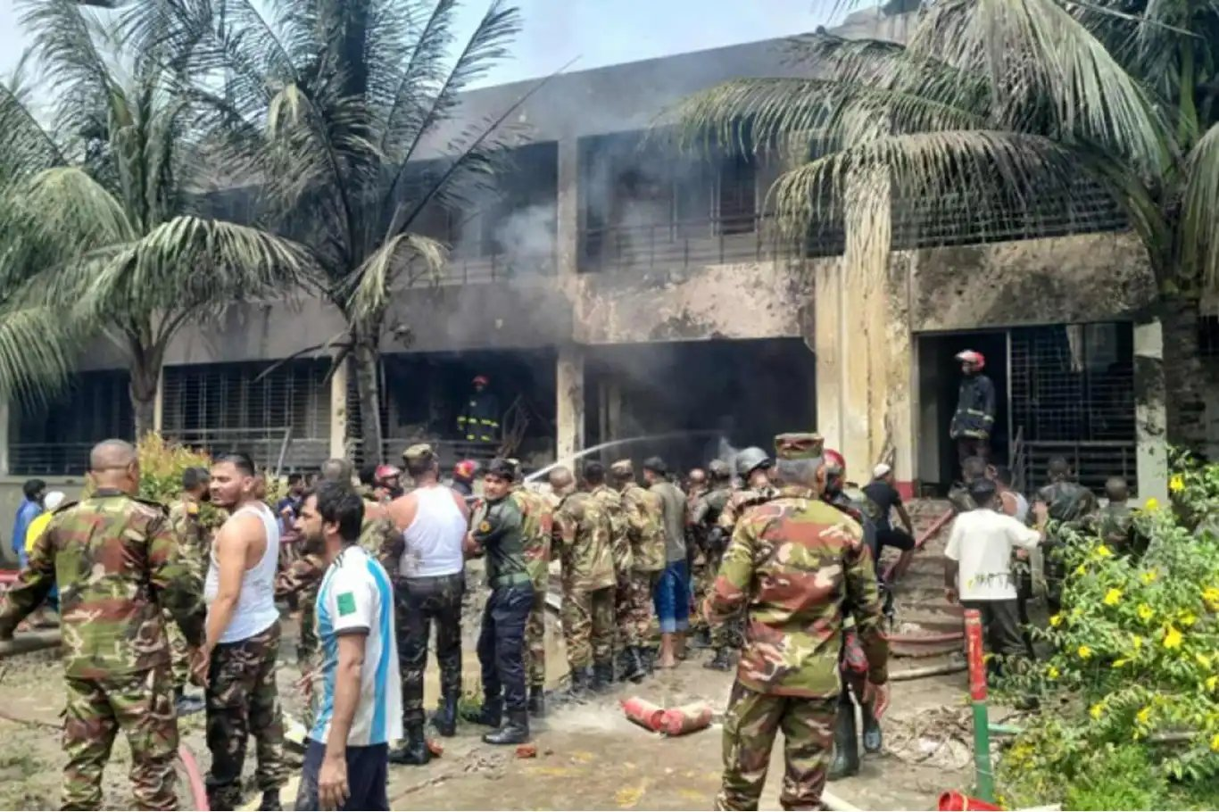 Savaş jeti okula çakılmıştı,  Bangladeş'te ölü sayısı 25’i çocuk olmak üzere 27’ye yükseldi