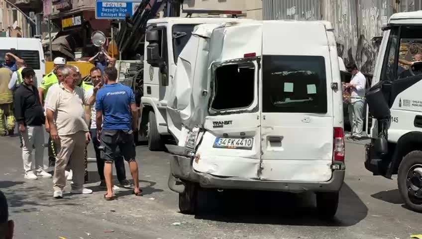 İstanbul'da özel halk otobüsü kazası: 1'i ağır 6 kişi yaralandı