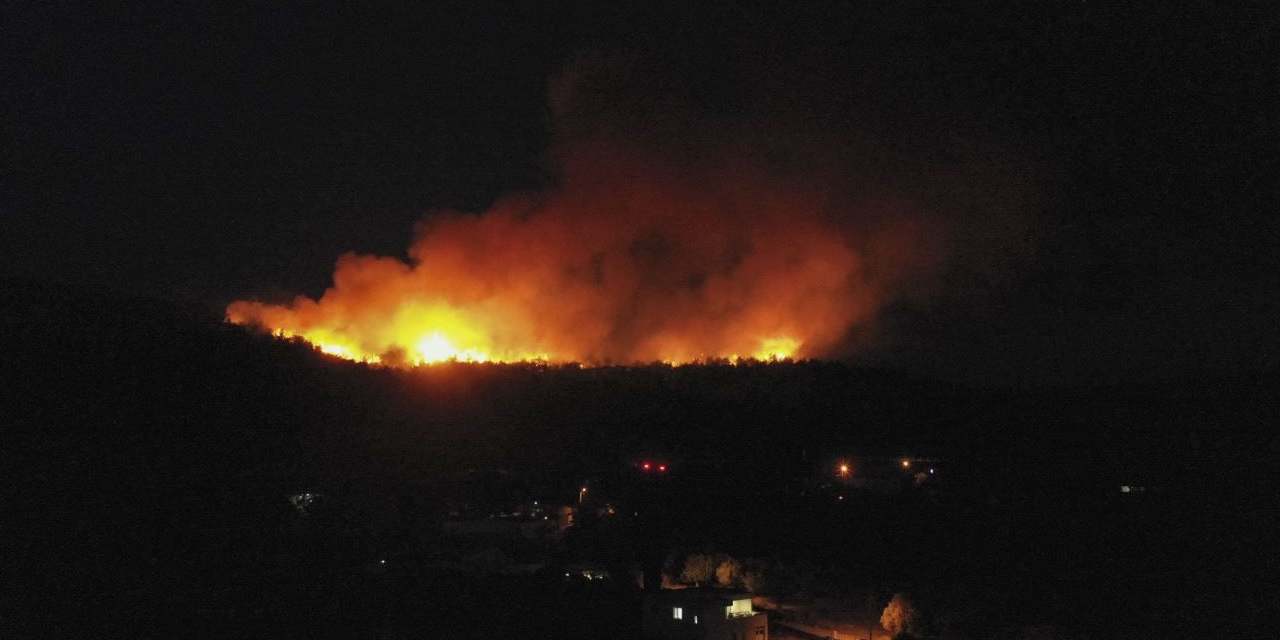 Urla'da orman yangını! Alevler rüzgarın etkisiyle yayılıyor