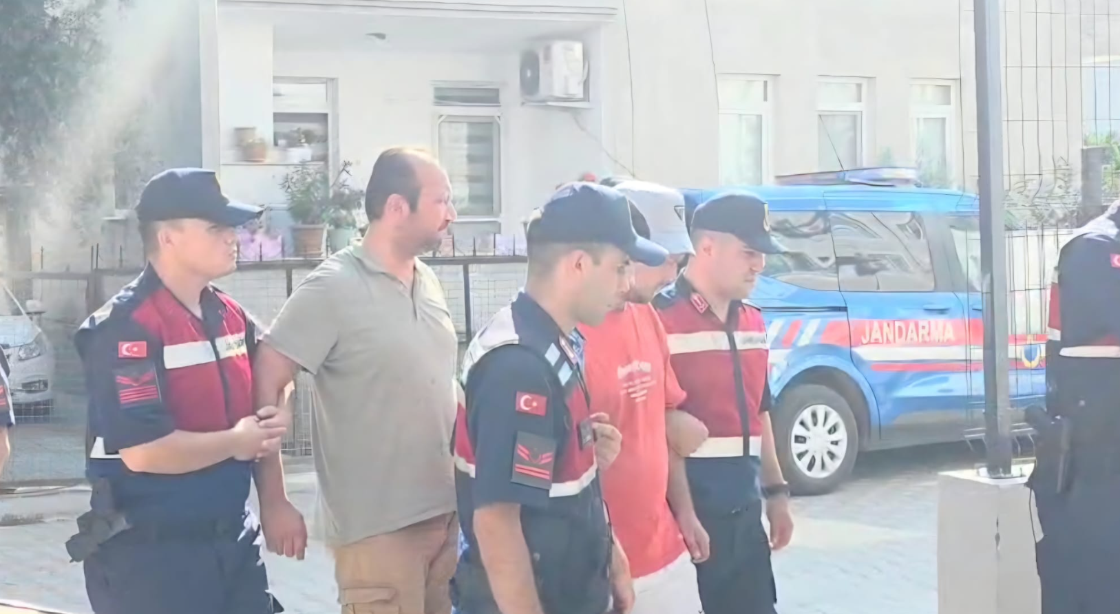 Seydikemer’de insan kaçakçılığı operasyonu: Gözaltında eski AKP'li, siyasetçi yakını ve memur var