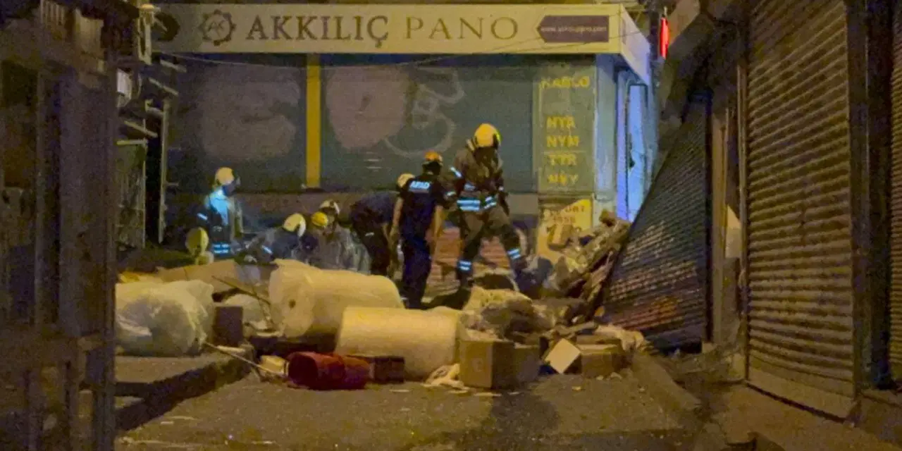 Beyoğlu'nda şiddetli patlama! 3 katlı bina çöktü