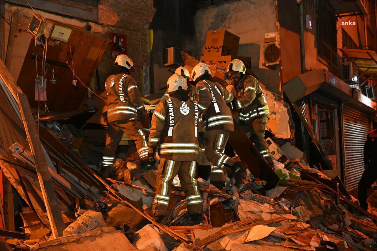 Beyoğlu'nda iki katlı binada patlama ve çökme... Doğal gaz bağlantısı yok
