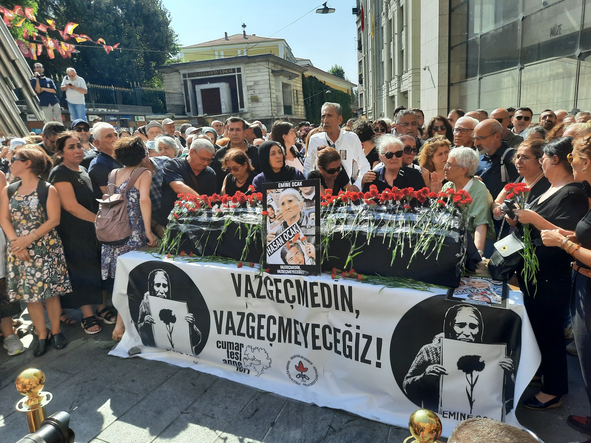 Yıllardır kapalıydı: Galatasaray Meydanı'nda Emine Ocak'a buruk veda